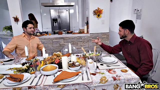 Голая Kira Perez устраивает горячий трах с двумя мужчинами за столом в День благодарения.