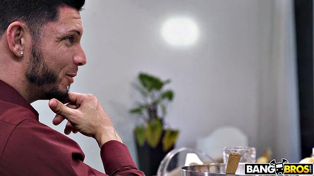 Голая Kira Perez устраивает горячий трах с двумя мужчинами за столом в День благодарения.