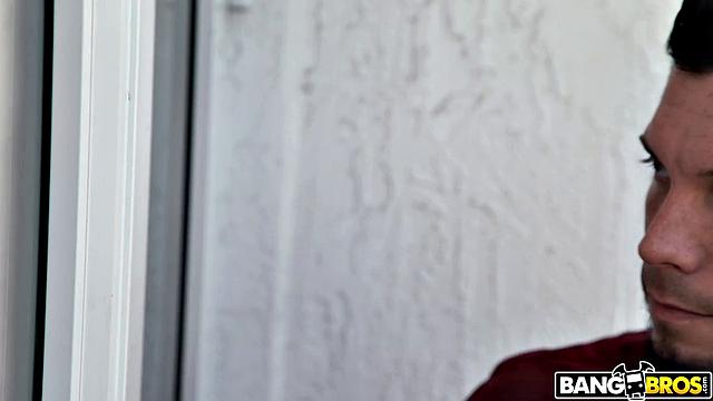 Голая Kira Perez устраивает горячий трах с двумя мужчинами за столом в День благодарения.