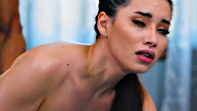 Татуированная брюнетка в шортах сдаётся перед огромным белым членом