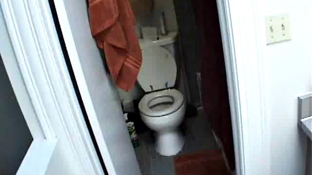 Sexy GF Enjoys A Shower And A Shave