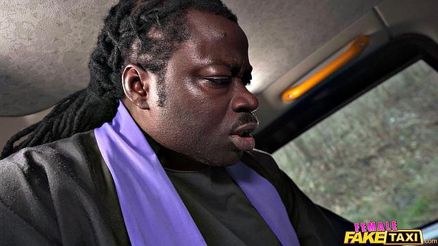 Священник не выдержал соблазна и трахнул в такси