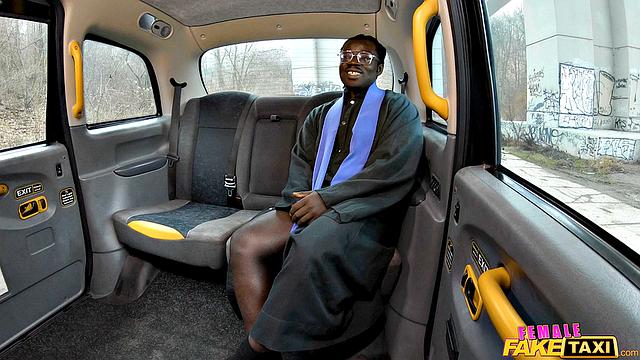 Священник не выдержал соблазна и трахнул в такси