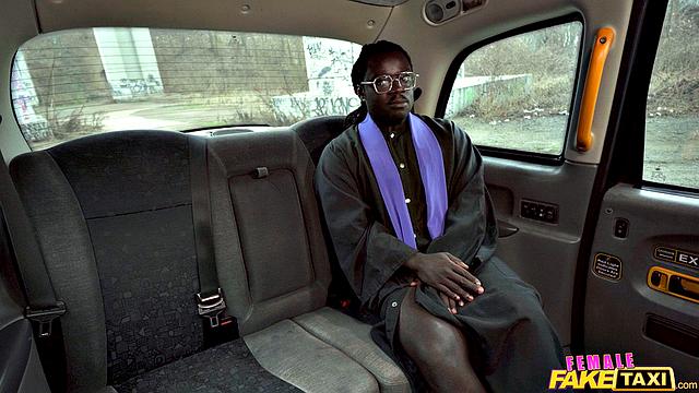 Священник не выдержал соблазна и трахнул в такси