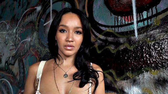 Picked up ebony gets her pussy banged outdoors for cash