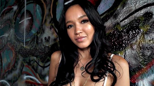 Молодая чернокожая показывает выбритую киску и получает по полной за деньги на улице