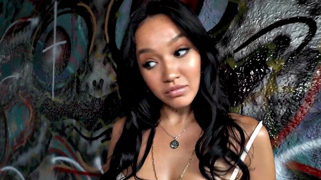 Picked up ebony gets her pussy banged outdoors for cash