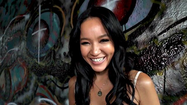 Picked up ebony gets her pussy banged outdoors for cash