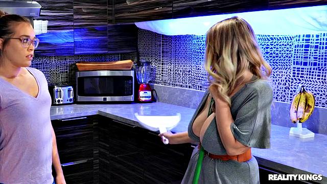 Коди Воре соблазняет парня сестры огромными натуральными сиськами на кухне, пока его девушка рядом.