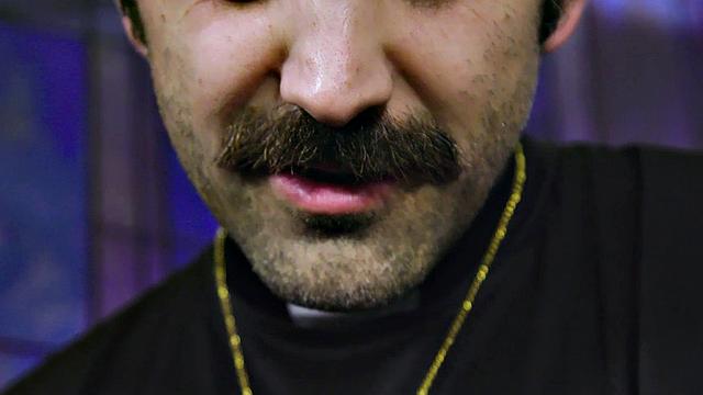 брюнетка студентка отсасывает священнику и глотает сперму