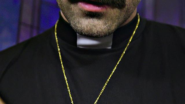 брюнетка студентка отсасывает священнику и глотает сперму