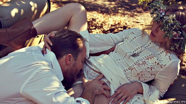 райли заводится в саду и получает крепкий трах в спальне