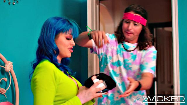 Wicked - JEWELZ BLU TRIES VR & Gets Fucked Doggystyle