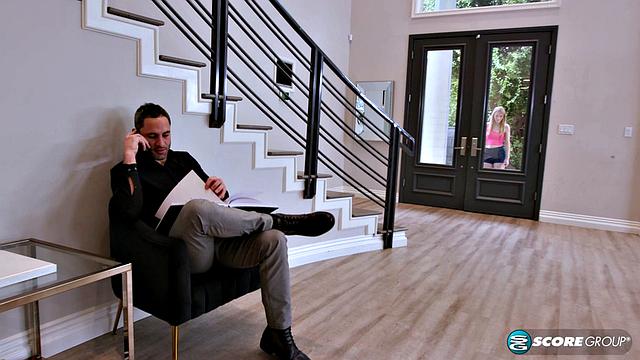 Афина Флёрс на подработке по уходу, но тут только взрослые шалости