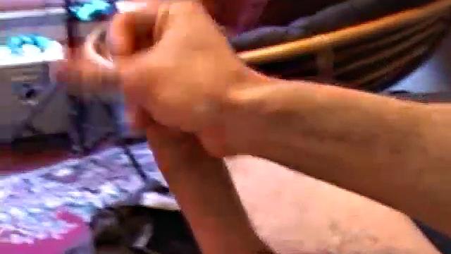 татуированный джесси дрочит и мощно кончает сам