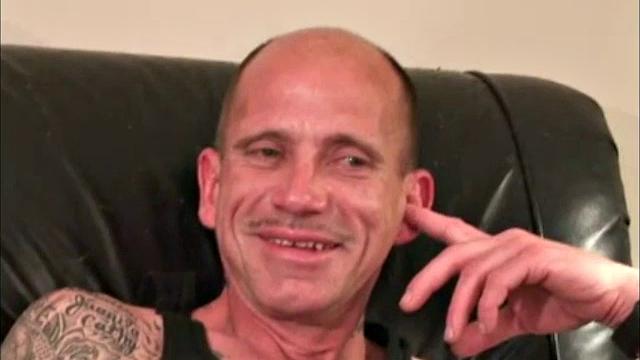 Донни крепко дрочит рабочему и доводит до мощного финиша