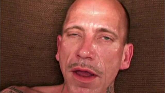 Донни крепко дрочит рабочему и доводит до мощного финиша