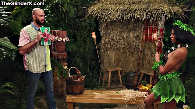 Транс-эмочка с аппетитной попкой раздвигает ноги для страстного секса с любовником