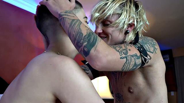 два pussyboi заводят друг друга и играют с кисками