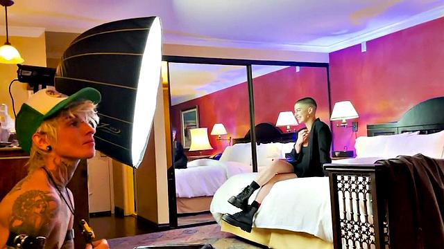 два pussyboi заводят друг друга и играют с кисками