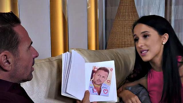 зрелая татуированная трахается с молодым любовником в разных позах