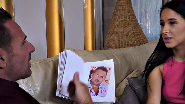 зрелая татуированная трахается с молодым любовником в разных позах