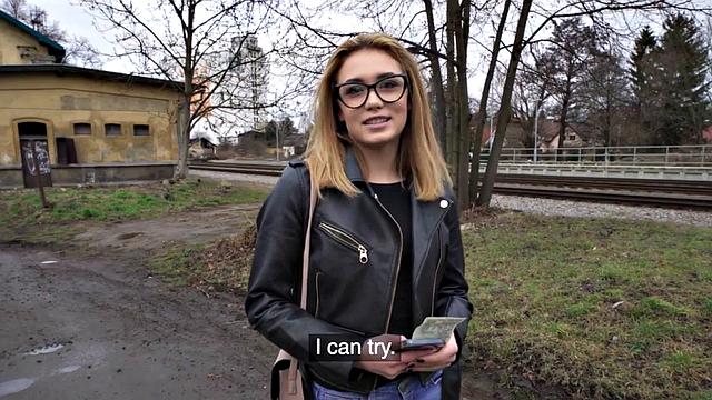 стройная аматорша в очках трахается за деньги на кастинге