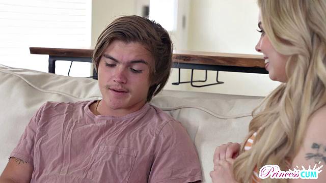 блондинка с татуировками и упругой попкой даёт брату как хочет