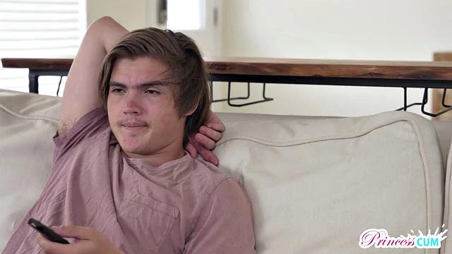 блондинка с татуировками и упругой попкой даёт брату как хочет