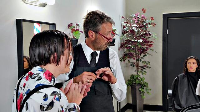 Джейн Уайлд в обтягивающем платье получает жёсткий анал у парикмахера