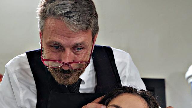 Джейн Уайлд в обтягивающем платье получает жёсткий анал у парикмахера