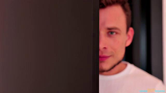 зрелая мачеха соблазняет пасынка и трахается с ним