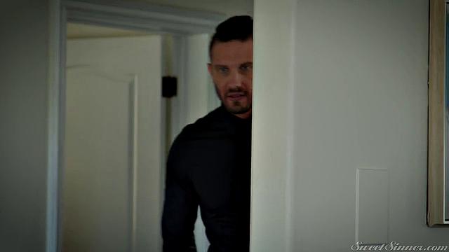 Сэмми пришла вместо подруги и выебала хозяина дома по полной программе, Quinton James и Kylie Rocket разрывают друг друга в гостиной.