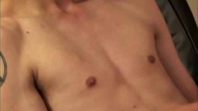 уильям жестко дрочит и заливает камеру спермой