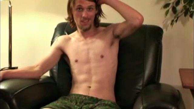 уильям жестко дрочит и заливает камеру спермой