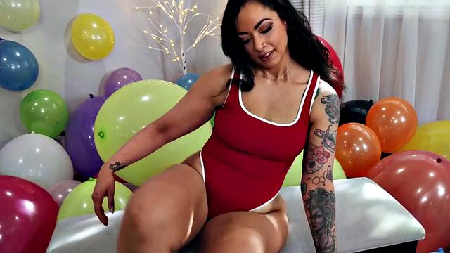 Big tattooed MILF fucked in pussy between balloons