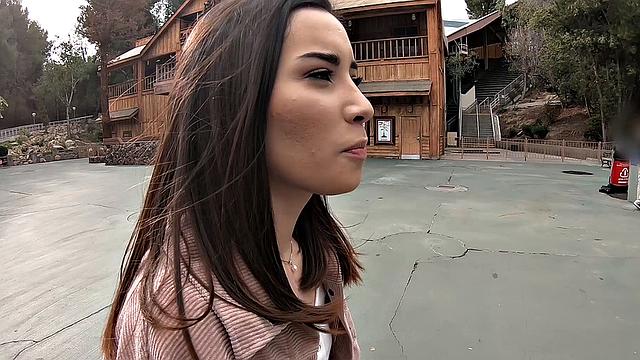 показала сиськи в парке - отсосала в отеле