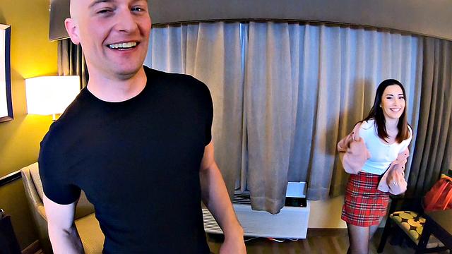 показала сиськи в парке - отсосала в отеле