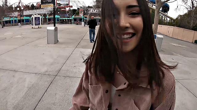 показала сиськи в парке - отсосала в отеле