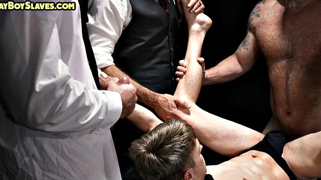 Два взрослый мачо ловко жарят третьего, пока кто-то тихо подглядывает