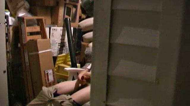 Рыжий Rusty Clark дрочит до мощного оргазма перед камерой