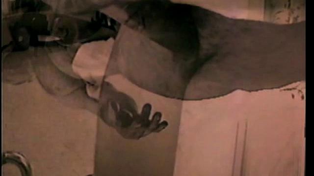 Мужик пробует вакуумную помпу и дрочит до кончи