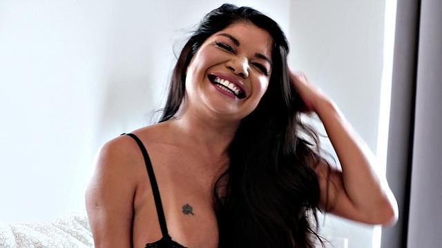 Зрелая костариканка дрочит в кружевном белье и шутит про возраст