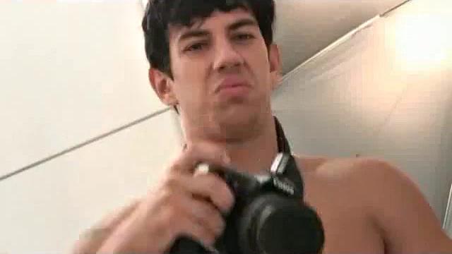 Денисио лопает плавки, Ренато хватает его стояк без раздумий