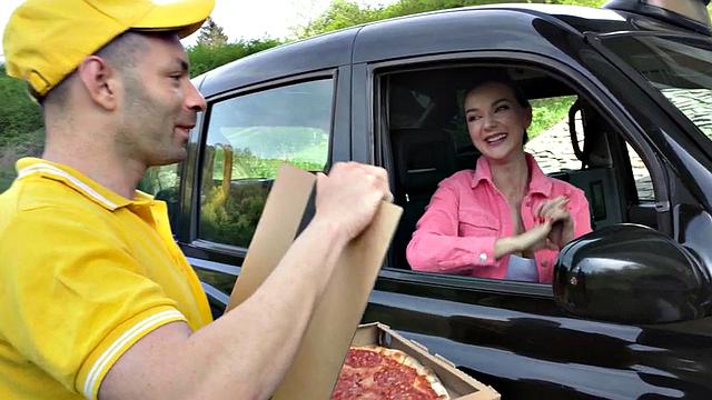 Amateur taxi driver fucked outdoors by delivery guy