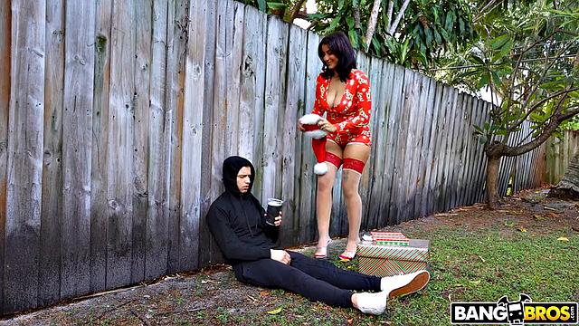 Рокси Синнер и Эшлин Пикс учат Джонни Лава трахаться втроем на Рождество в Хоувилле.