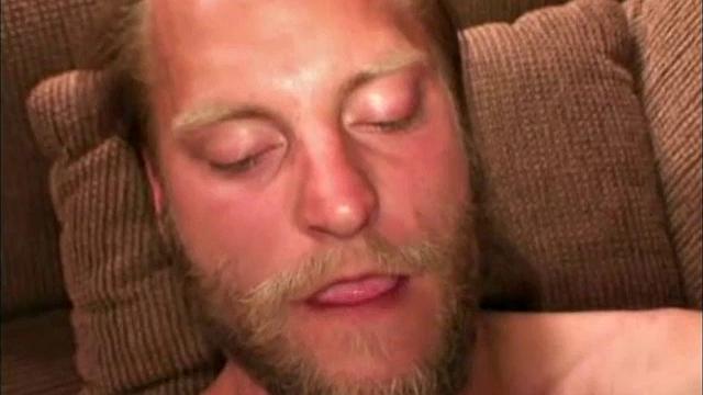 аматорша дрочит и ловит мощный залп спермы