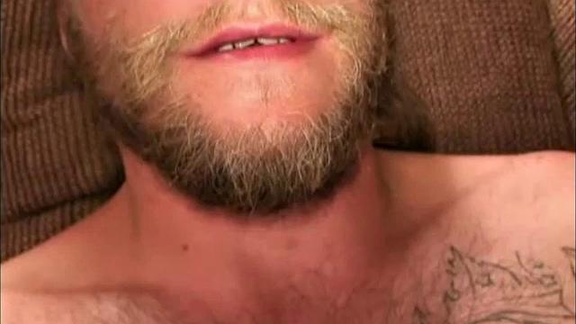 аматорша дрочит и ловит мощный залп спермы