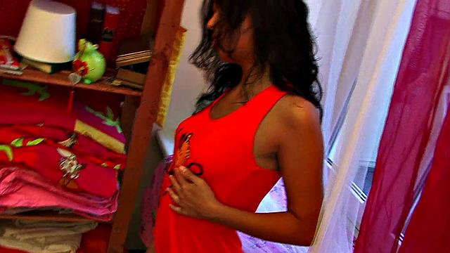 Динара дерзко дрочит, платье только мешается