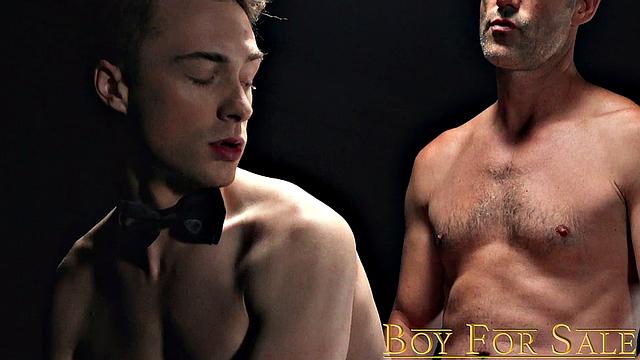 Кол получает жёстко в зад без резинки и облизывает здоровый член